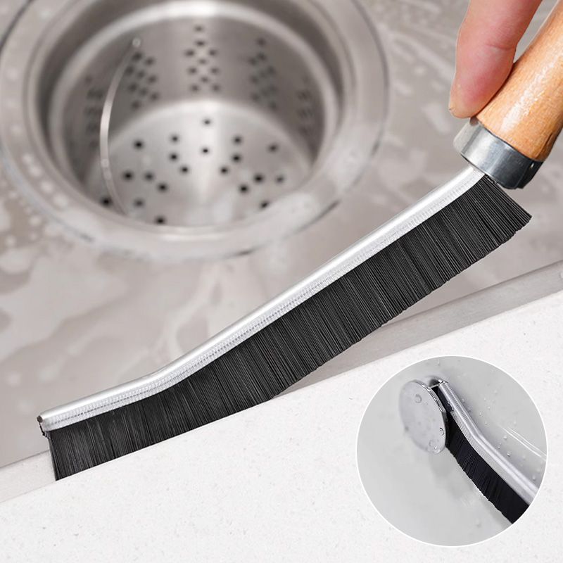 Brosse multifonctions pour le nettoyage des interstices