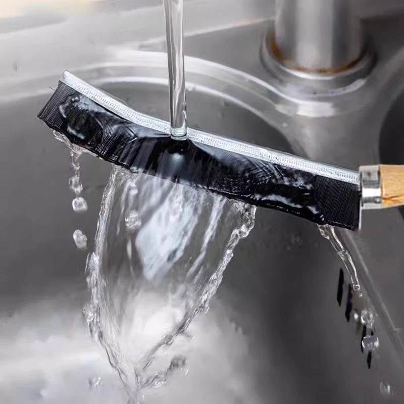 Brosse multifonctions pour le nettoyage des interstices