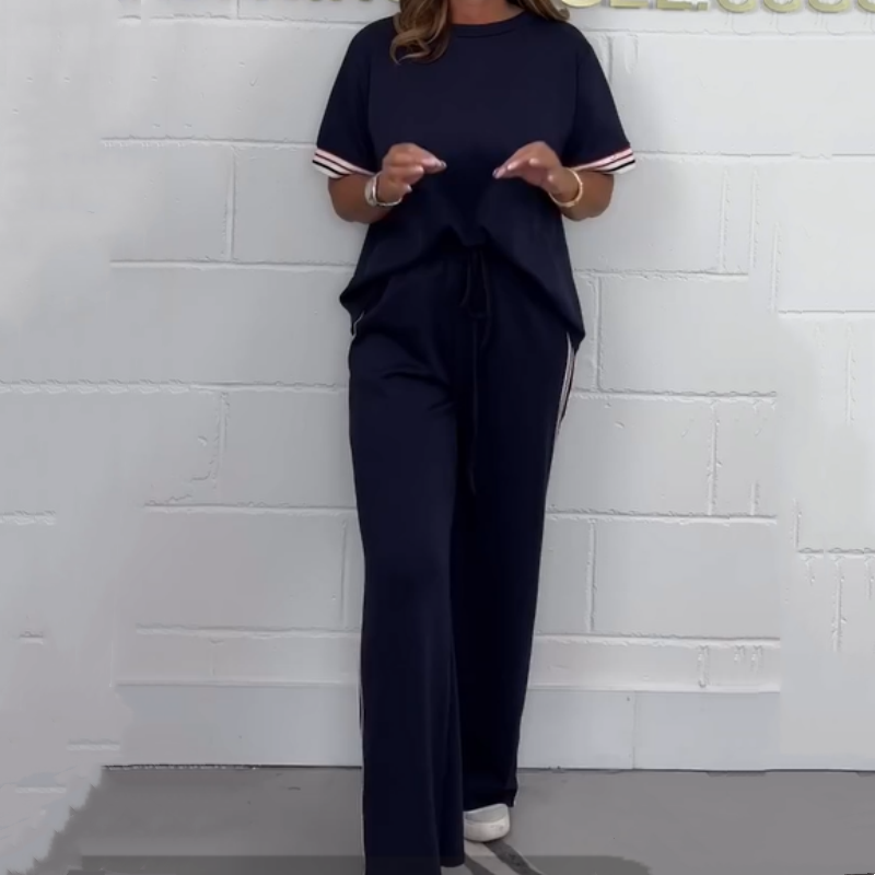 T-shirt à manches courtes avec bandes latérales et pantalon de jogging à jambes larges