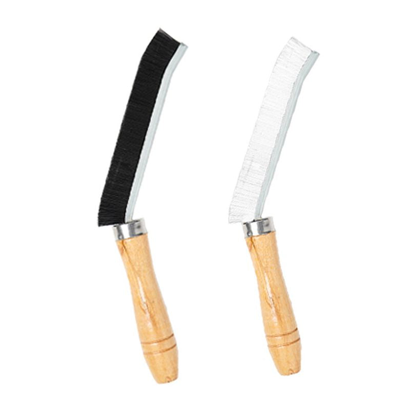 Brosse multifonctions pour le nettoyage des interstices