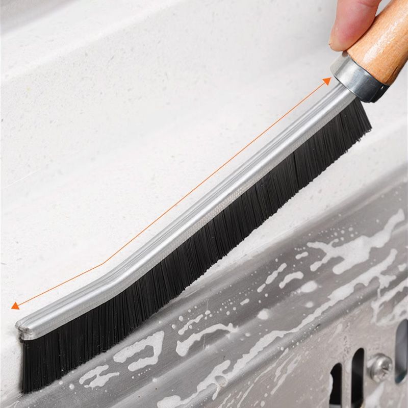 Brosse multifonctions pour le nettoyage des interstices