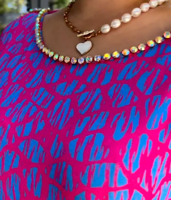 Robe à col diamant et imprimé floral rose et violet
