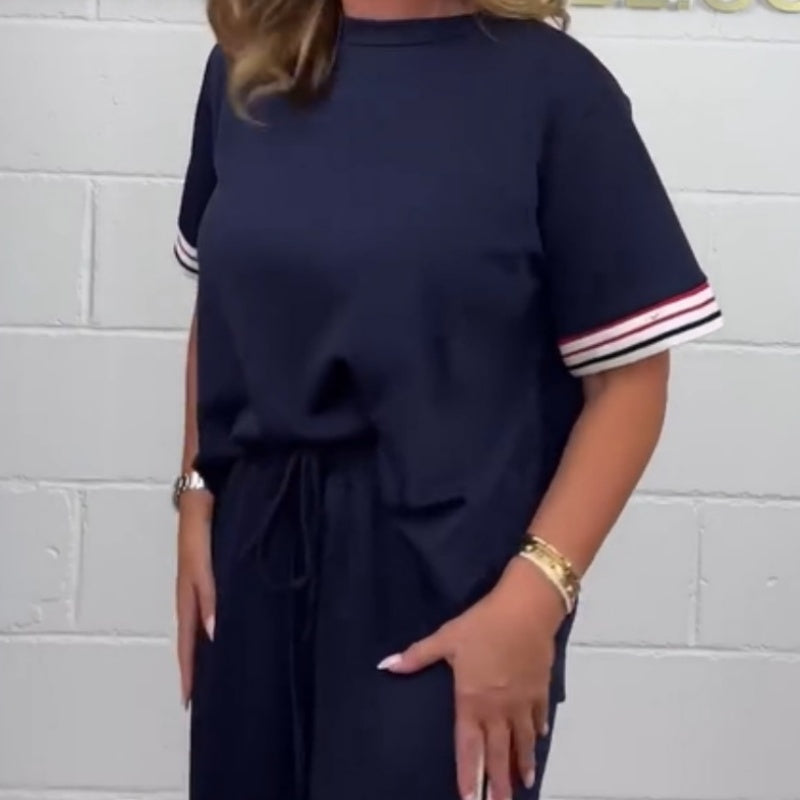 T-shirt à manches courtes avec bandes latérales et pantalon de jogging à jambes larges