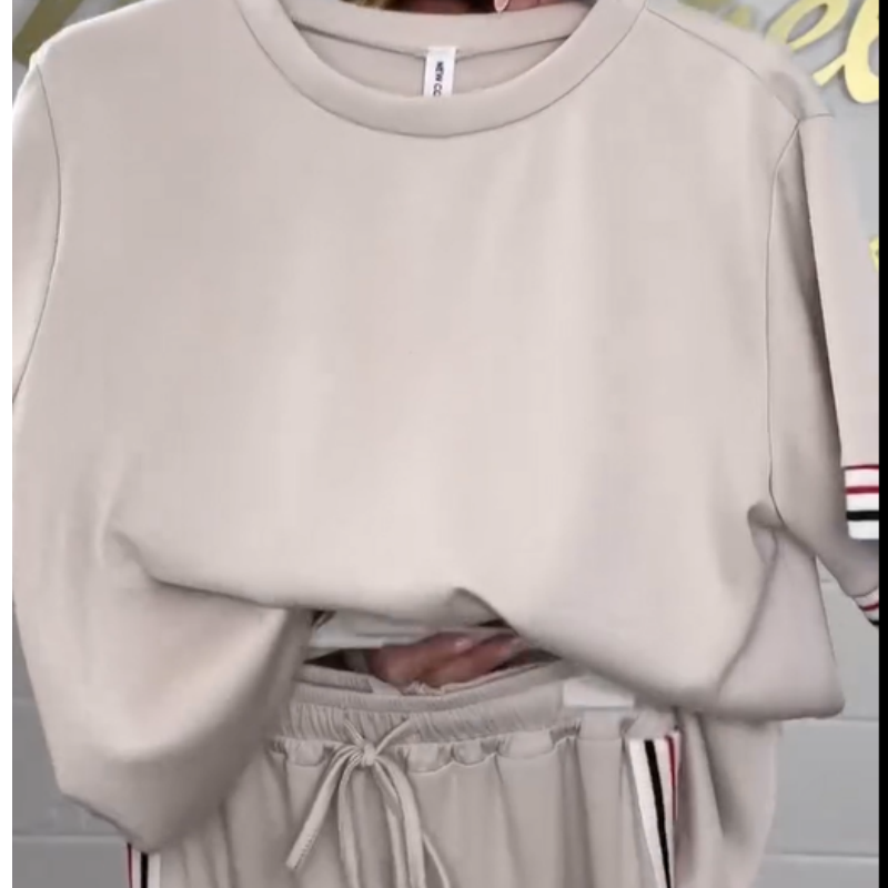 T-shirt à manches courtes avec bandes latérales et pantalon de jogging à jambes larges