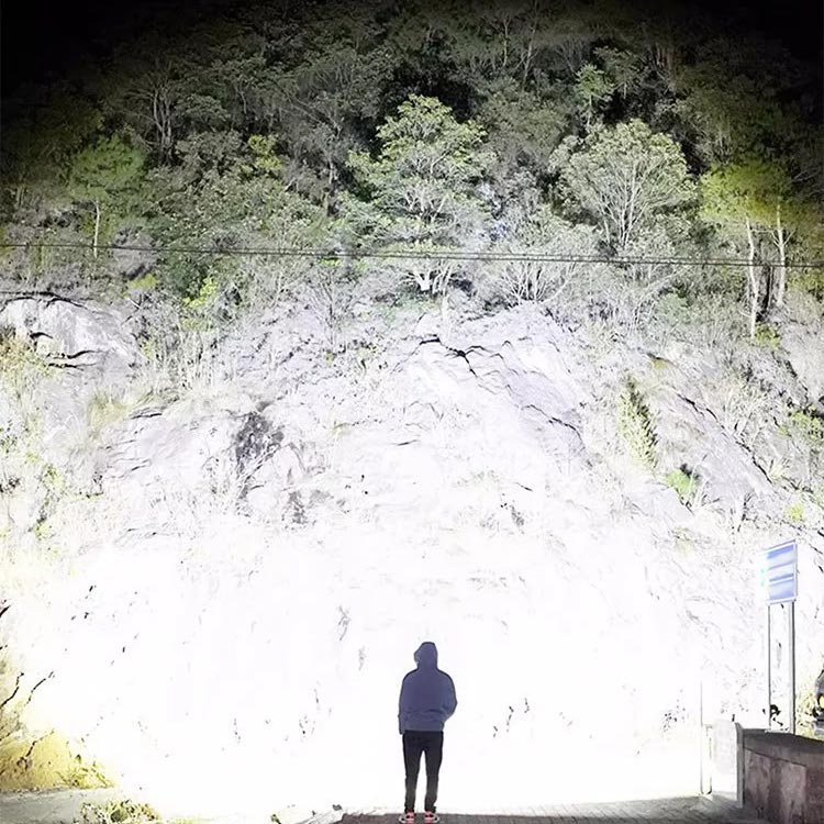 Begränsad tid 50 % rabatt💥🔦☀️Superstark ljuszoombar ficklampa